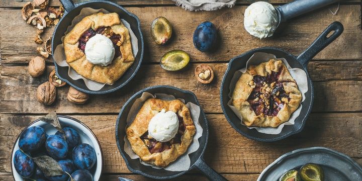 5 Foods Cast Iron Pans Are Bad For Desserts