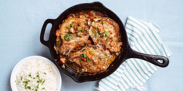 5 Foods Cast Iron Pans Are Bad For Wine-Braised Meats